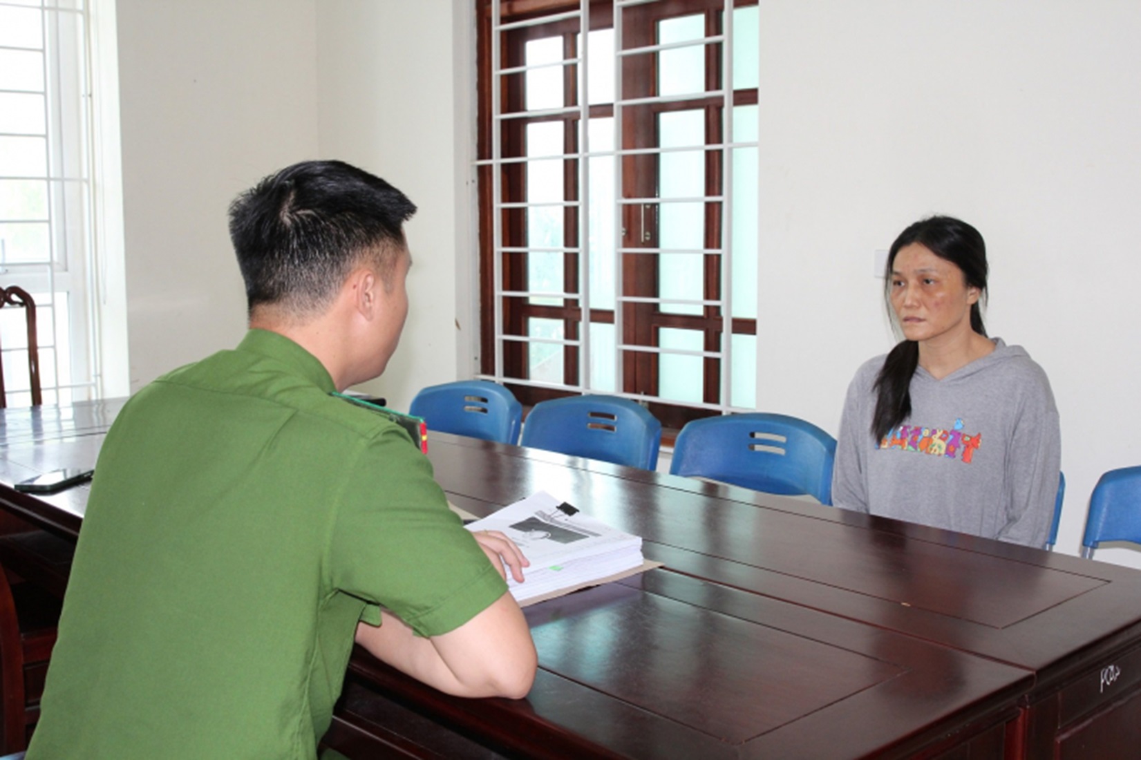 Phòng Cảnh sát Hình sự Công an Nghệ An làm việc với đối tượng Đào Thị Mộng Thường trong vụ án lừa đảo nạn nhân qua mạng xã hội ở Nghệ An với số tiền hơn 12 tỷ đồng.