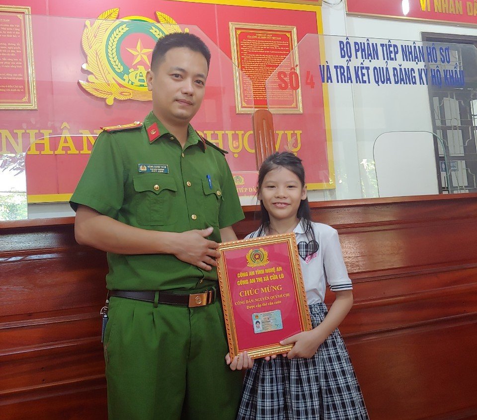 Công an các huyện Anh Sơn, Diễn Châu, Thị xã Thái Hòa, Thị xã Hoàng Mai, Thị xã Cửa Lò trao thẻ căn cước mới cho những công dân đầu tiên 