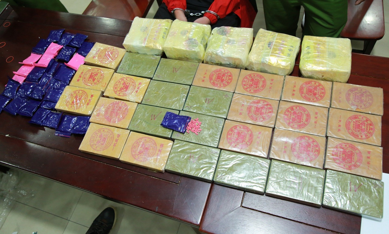 27 bánh heroin, 05 kg ma túy đá, 6.000 viên MTTH được thu giữ