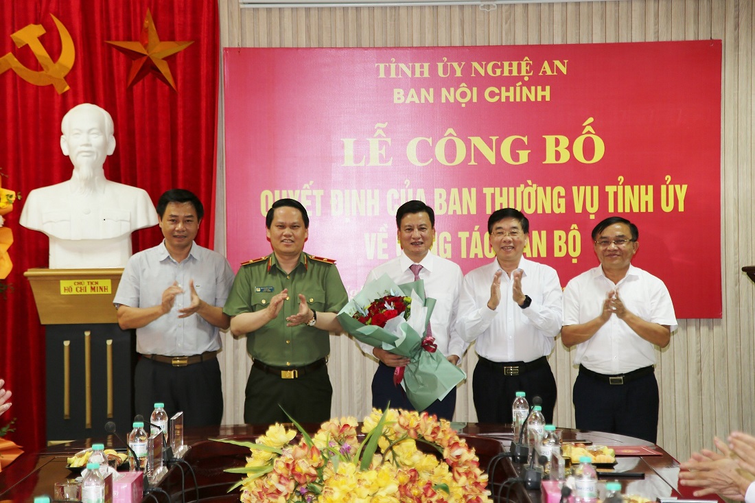 Các đồng chí Ủy viên Ban Thường vụ Tỉnh ủy tặng hoa chúc mừng tân Phó Trưởng ban Nội chính Tỉnh ủy Phạm Vũ Cường