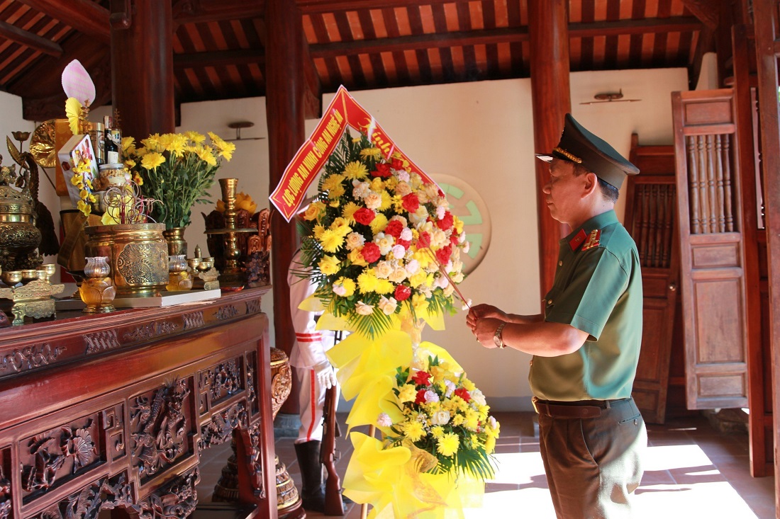 Đồng chí Đại tá Lê Văn Thái, Phó Giám đốc Công an tỉnh dâng hương tại Nhà tưởng niệm đồng chí Trần Quốc Hoàn