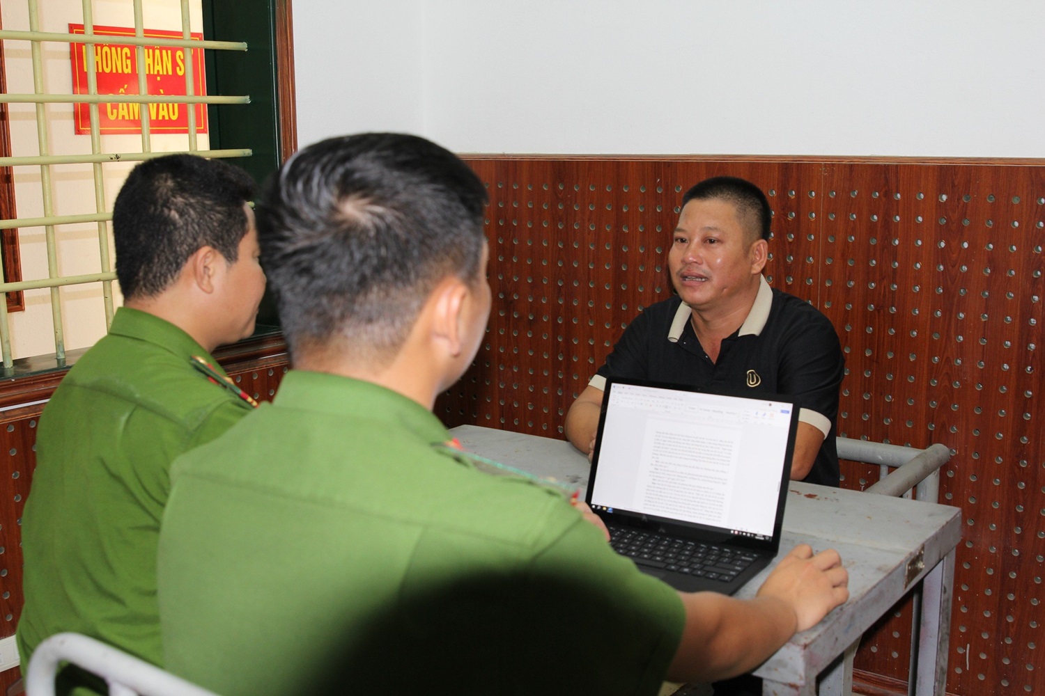 Công an huyện Hưng Nguyên lấy lời khai đối tượng Trần Minh Phú