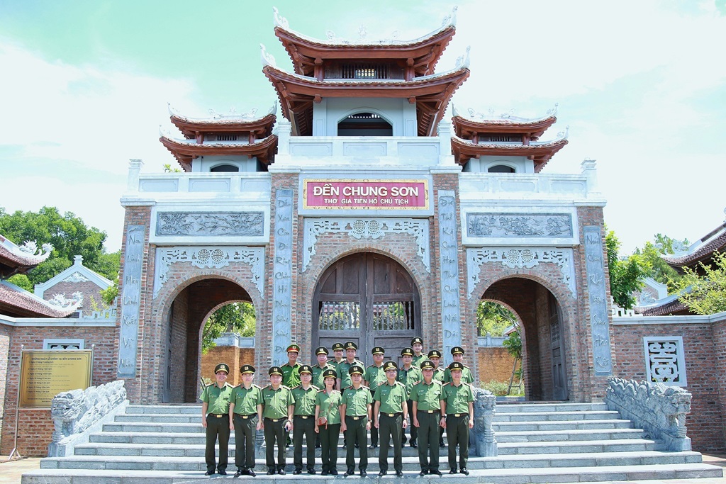 Đoàn đại biểu chụp ảnh lưu niệm tại Đền Chung Sơn – Đền thờ gia tiên Bác Hồ