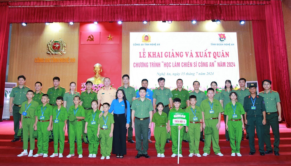 Các đồng chí: Đại tá Trần Hồng Quang, Phó Giám đốc Công an tỉnh và Nguyễn Thị Phương Thúy, Bí thư Tỉnh đoàn cùng đại diện lãnh đạo các đơn vị, đoàn thể chụp ảnh lưu niệm cùng các em thiếu niên, nhi đồng tham gia chương trình “Học làm chiến sĩ Công an”
