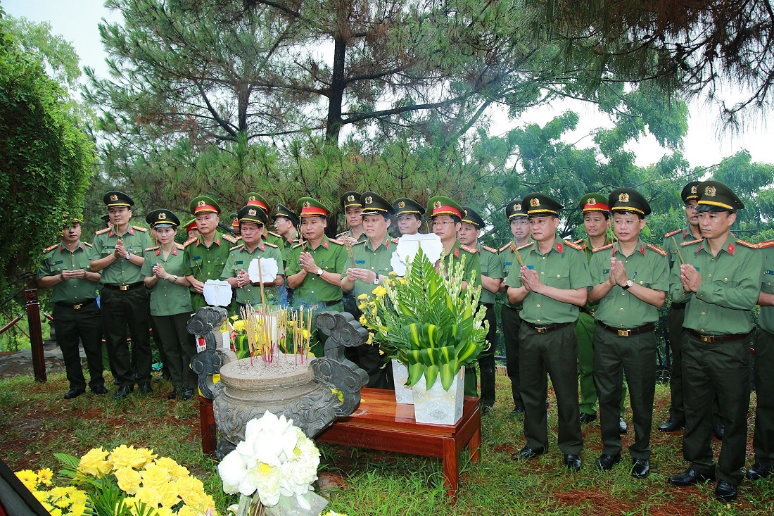 Đoàn đại biểu dâng hoa, dâng hương viếng Lăng mộ Đại tướng Võ Nguyên Giáp