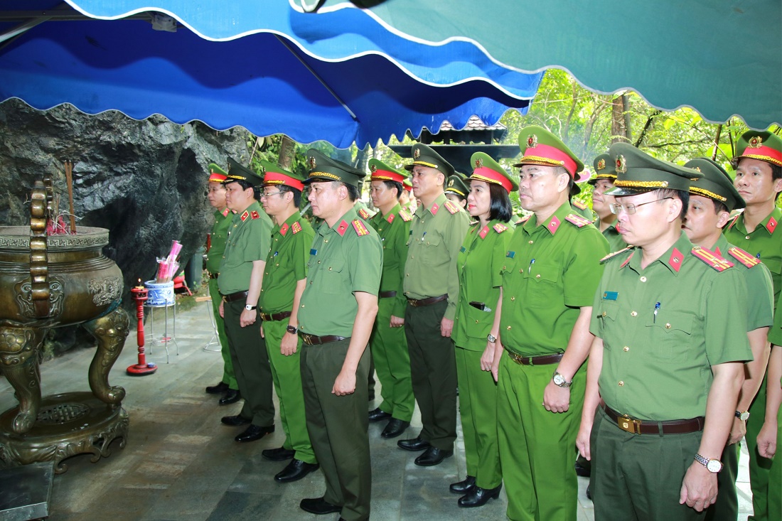 Đoàn đại biểu dâng hoa, dâng hương tại Khu di tích Hang Tám Cô Thanh niên xung phong