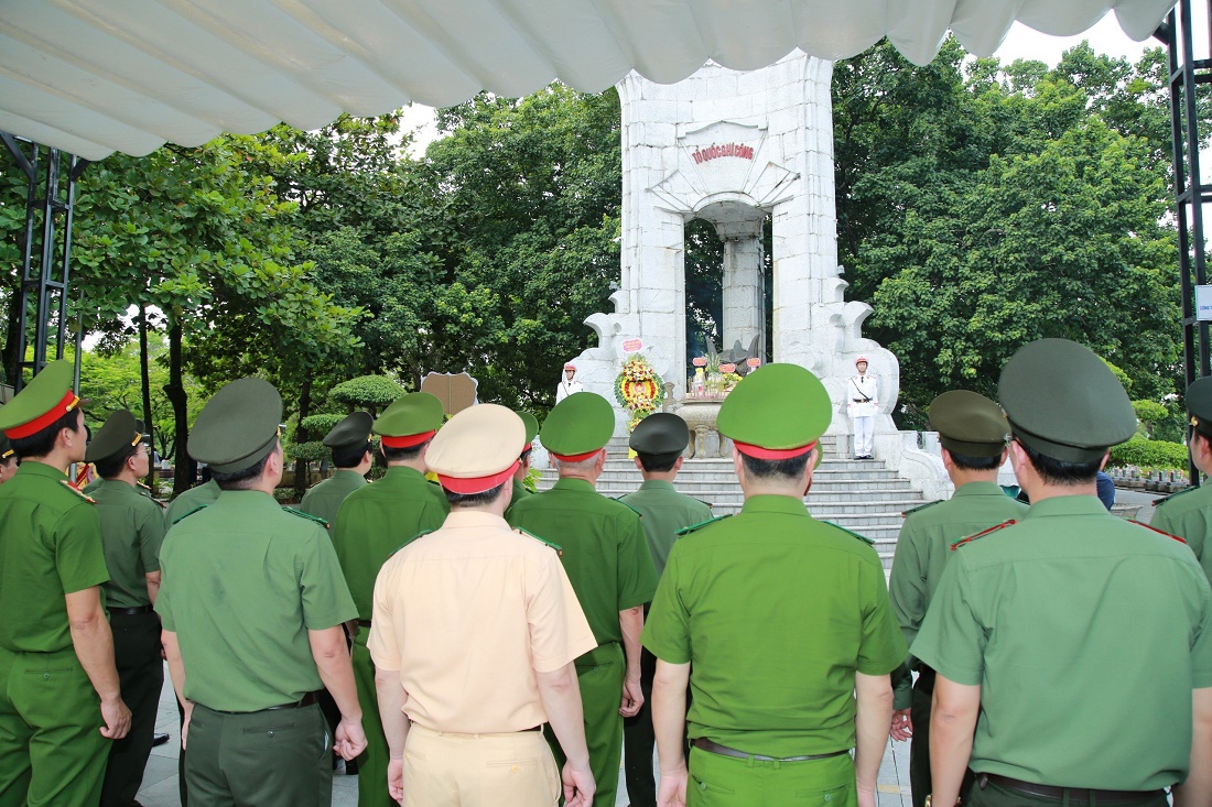 Đoàn đại biểu dâng hoa, dâng hương tưởng niệm các Anh hùng Liệt sĩ tại Nghĩa trang liệt sĩ Quốc gia Trường Sơn