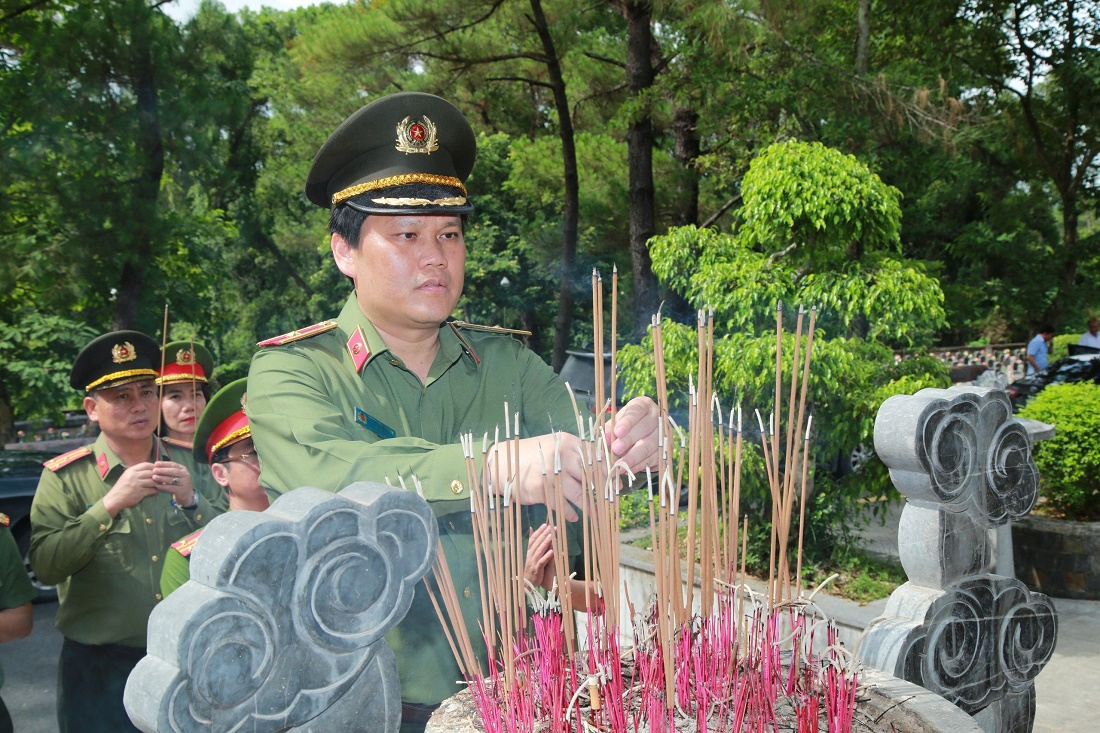 Đồng chí Thiếu tướng Bùi Quang Thanh, Ủy viên Ban Thường vụ, Giám đốc Công an tỉnh Nghệ An dâng hương tưởng niệm các Anh hùng liệt sĩ tại Nghĩa trang liệt sĩ Quốc gia Trường Sơn