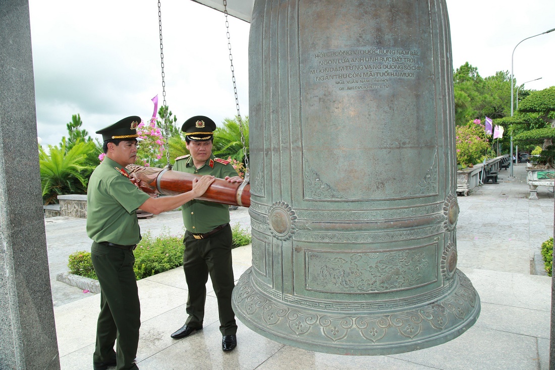 Đồng chí Thiếu tướng Bùi Quang Thanh, Ủy viên Ban Thường vụ Tỉnh ủy, Giám đốc Công an tỉnh và đồng chí Đại tá Nguyễn Đức Hải, Giám đốc Công an tỉnh Quảng Trị thỉnh chuông cầu nguyện cho các Anh hùng liệt sỹ tại Nghĩa trang liệt sỹ Quốc gia Đường 9