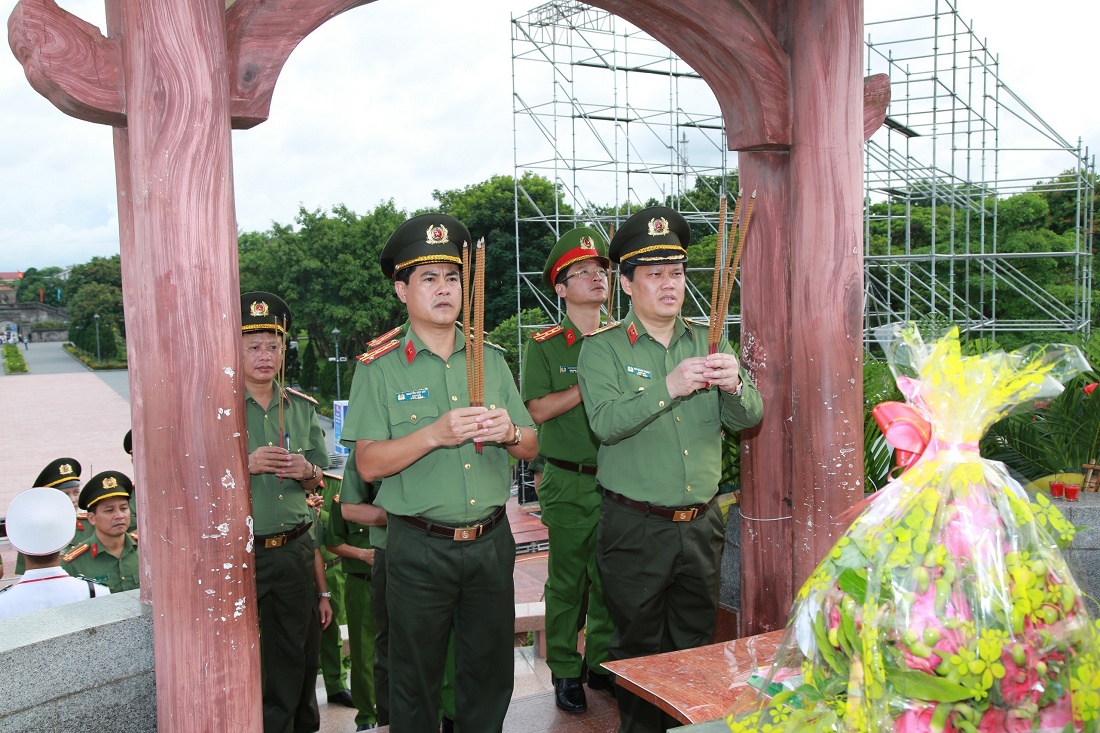 Đồng chí Thiếu tướng Bùi Quang Thanh, Ủy viên Ban Thường vụ Tỉnh ủy, Giám đốc Công an tỉnh cùng đồng chí Đại tá Nguyễn Đức Hải, Giám đốc Công an tỉnh Quảng trị và Đoàn đại biểu dâng nén hương thơm tưởng nhớ, tri ân các Anh hùng liệt sĩ đã anh dũng hi sinh vì nền độc lập của Tổ quốc và hạnh phúc của Nhân dân tại Khu di tích lịch sử Quốc gia đặc biệt Thành cổ Quảng Trị