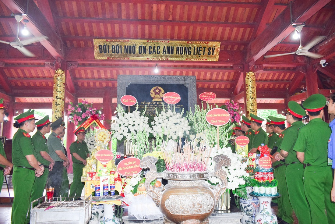 Đoàn đại biểu dâng hoa, dâng hương tại Khu Di tích lịch sử Quốc gia Truông Bồn