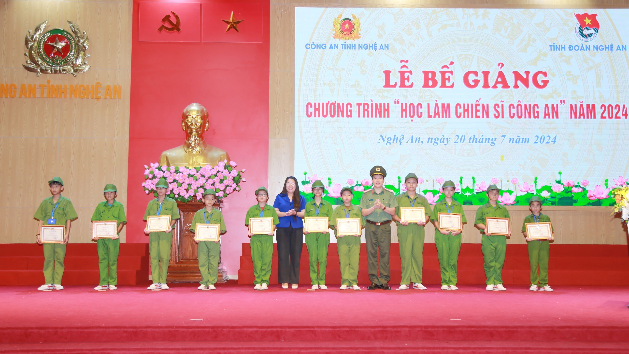 Trao thưởng cho cán bộ và học viên có thành tích xuất sắc