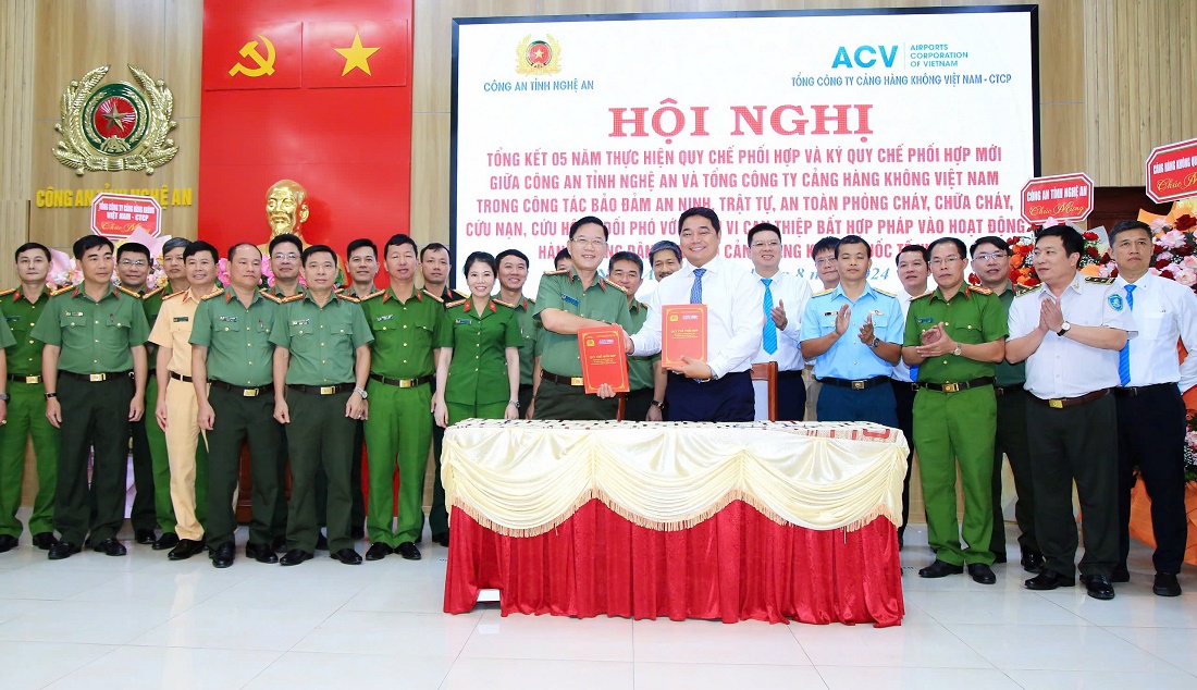 Đồng chí Đại tá Lê Văn Thái - Phó Giám đốc Công an tỉnh và ông Nguyễn Đức Hùng - Phó Tổng Giám đốc Tổng công ty Cảng hàng không Việt Nam ký kết quy chế phối hợp bảo đảm bảo an ninh, an toàn hàng không và trật tự an toàn xã hội tại Cảng hàng không quốc tế Vinh giai đoạn tiếp theo