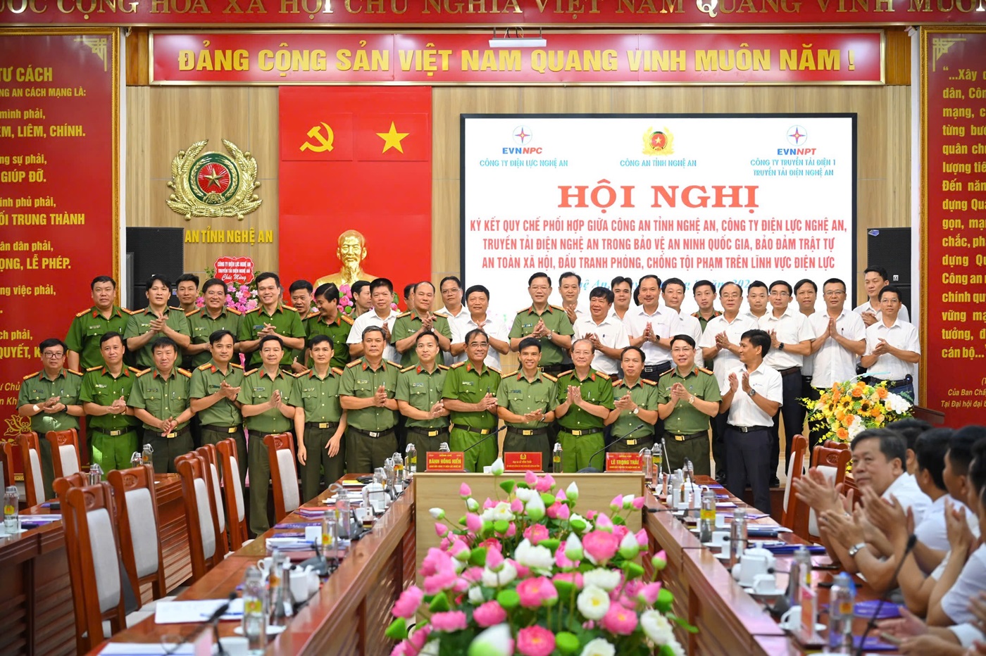 Các đại biểu chụp ảnh lưu niệm 
