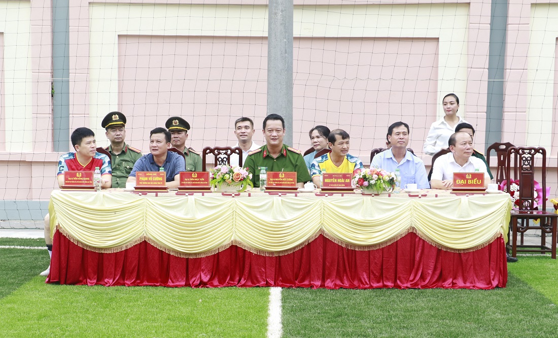 Các đại biểu tham dự trận giao hữu