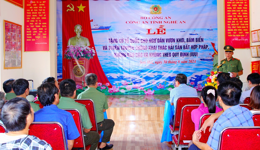Quang cảnh buổi Tuyên truyền pháp luật và tặng cờ Tổ quốc cho ngư dân vươn khơi, bám biển tại xã Sơn Hải (huyện Quỳnh Lưu)