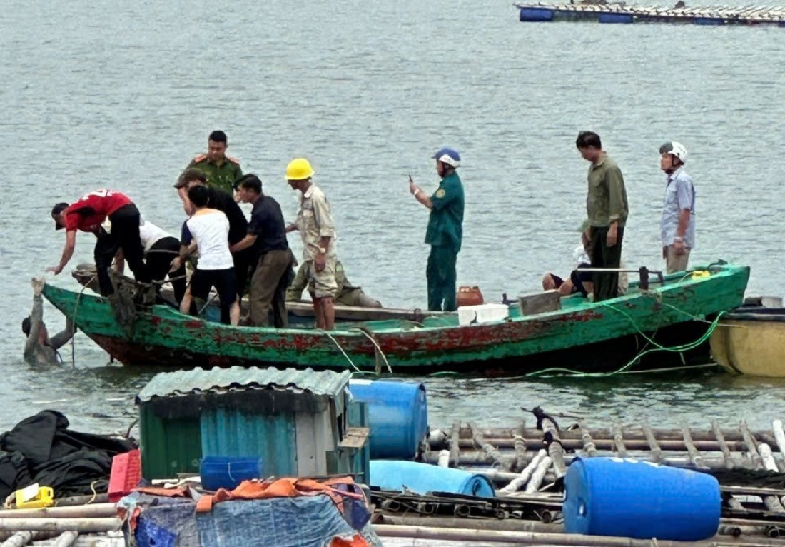 Công an phường Nghi Tân, thị xã Cửa Lò cùng lực lượng đảm bảo an ninh trật tự tại cơ sở và các lực lượng khác hỗ trợ người dân phòng, chống bão số 3 trên địa bàn