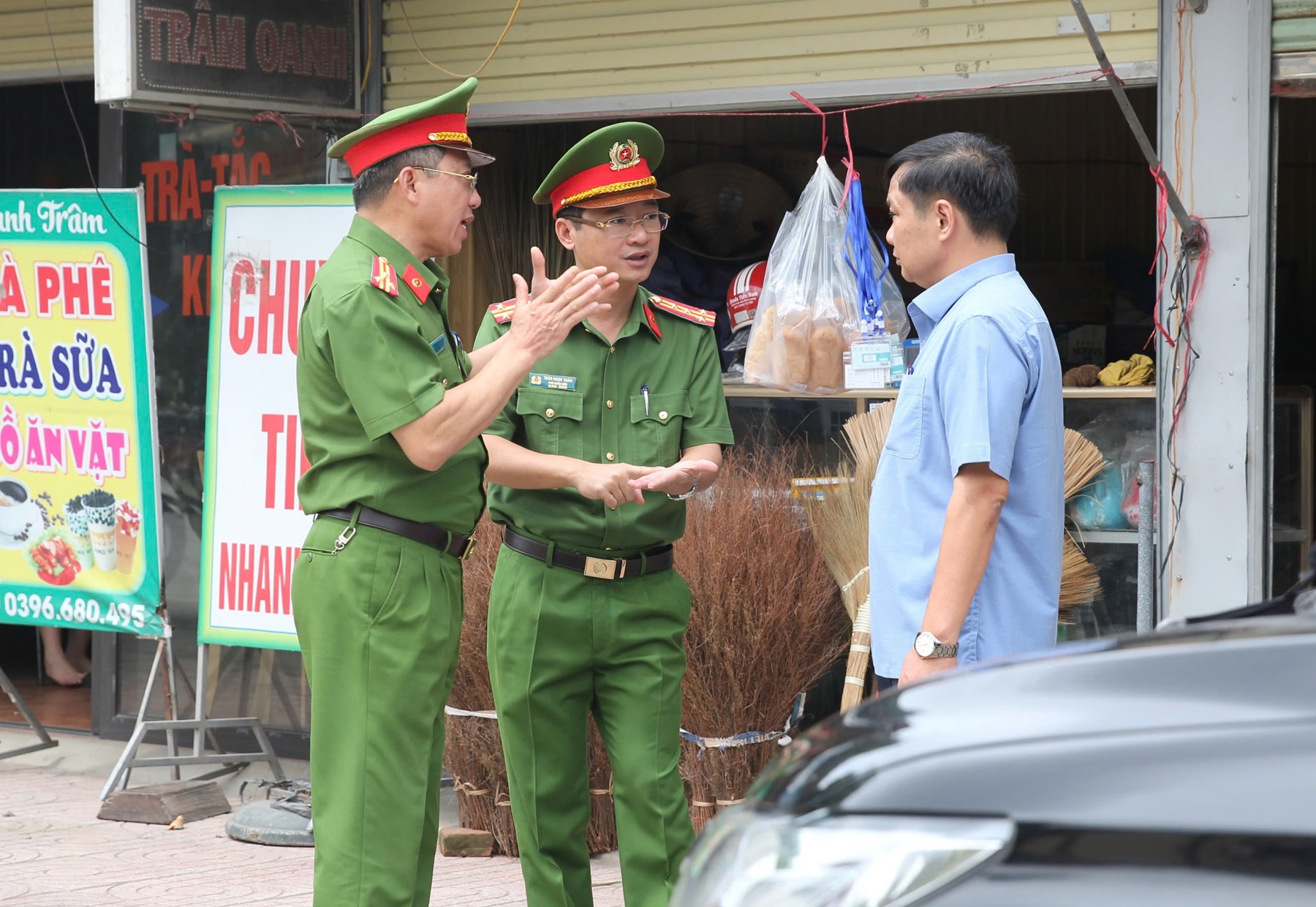 Đồng chí Đại tá Trần Ngọc Tuấn - Phó Giám đốc Công an tỉnh phát biểu tại buổi làm việc và kiểm tra, khảo sát thực tế công tác giải tỏa hành lang ATGT tại huyện Đô Lương