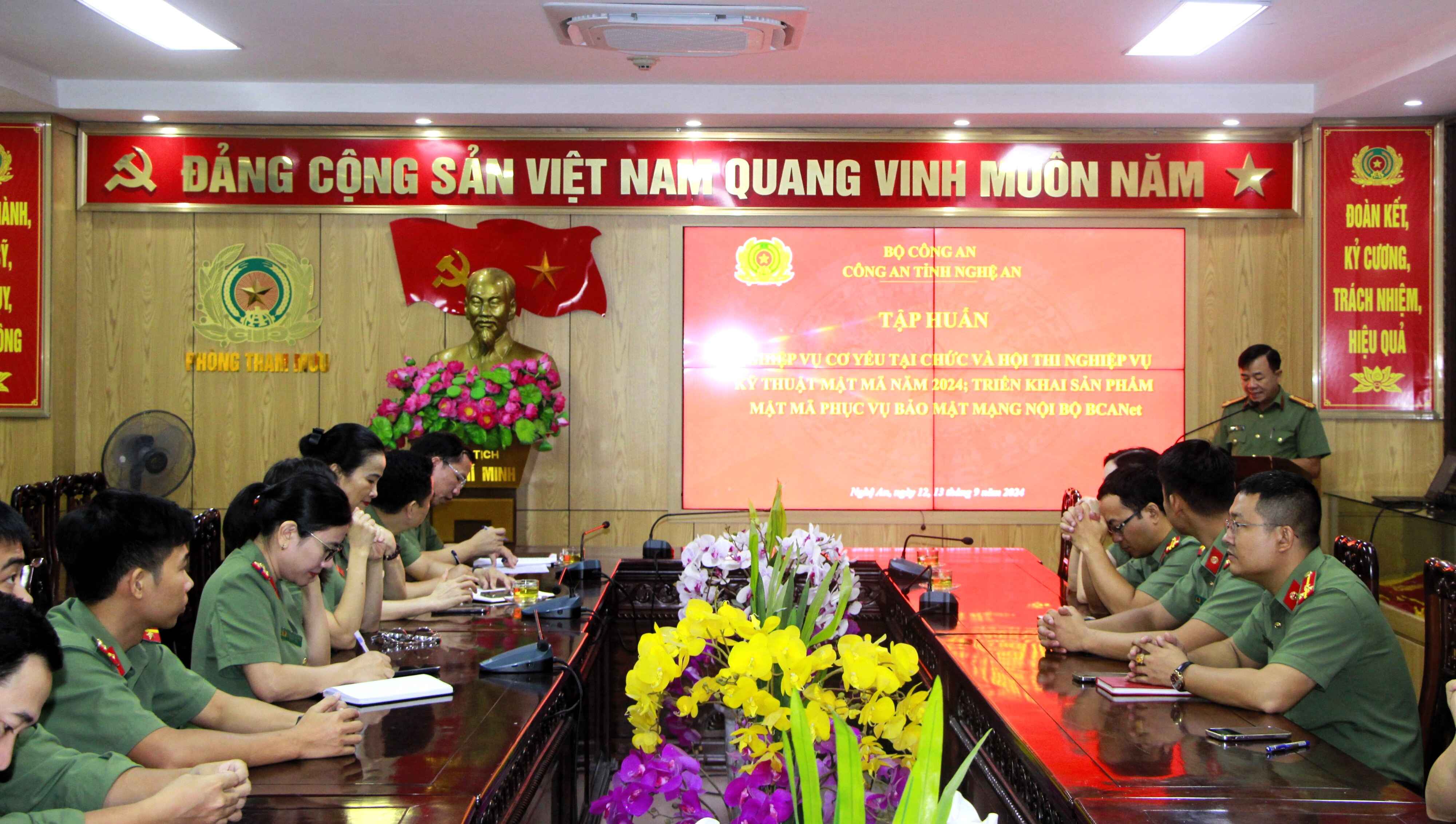 Tại lễ khai giảng Lớp tập huấn công tác cơ yếu
