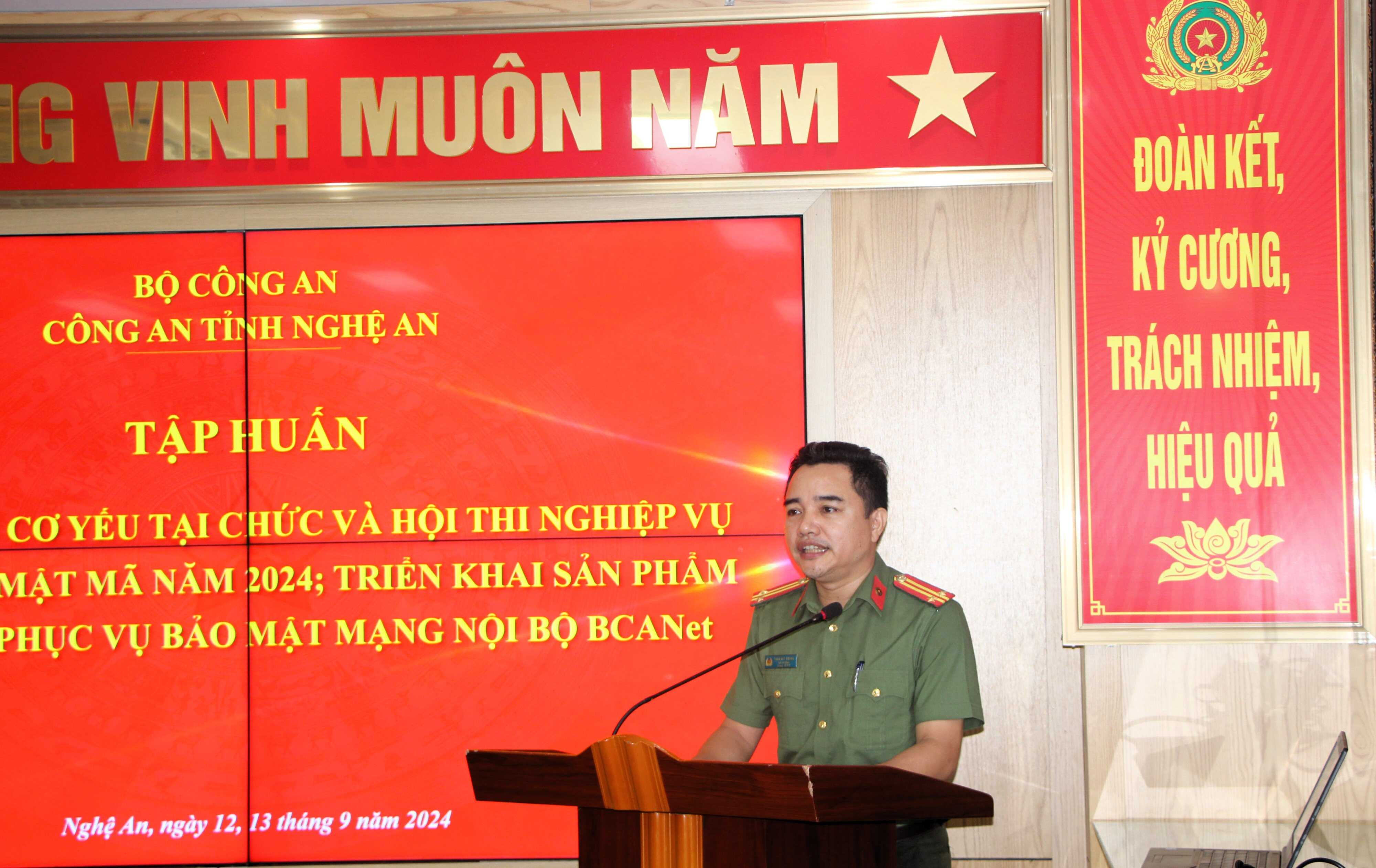 Trung tá Trần Huy Quang, Trưởng Trung tâm Công nghệ thông tin Công an Nghệ An trao đổi tại lớp tập huấn