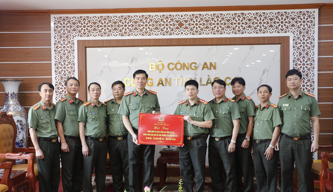 Công an tỉnh Nghệ An trao quà hỗ trợ Nhân dân  và cán bộ, chiến sĩ Công an tỉnh Lào Cai khắc phục hậu quả do ảnh hưởng của bão số 3