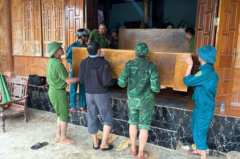Công an huyện Kỳ Sơn phối hợp với các lực lượng khác hỗ trợ người dân xã Chiêu Lưu di dời tài sản, đồ đạc đến nơi an toàn, tránh nguy cơ bị sạt lở