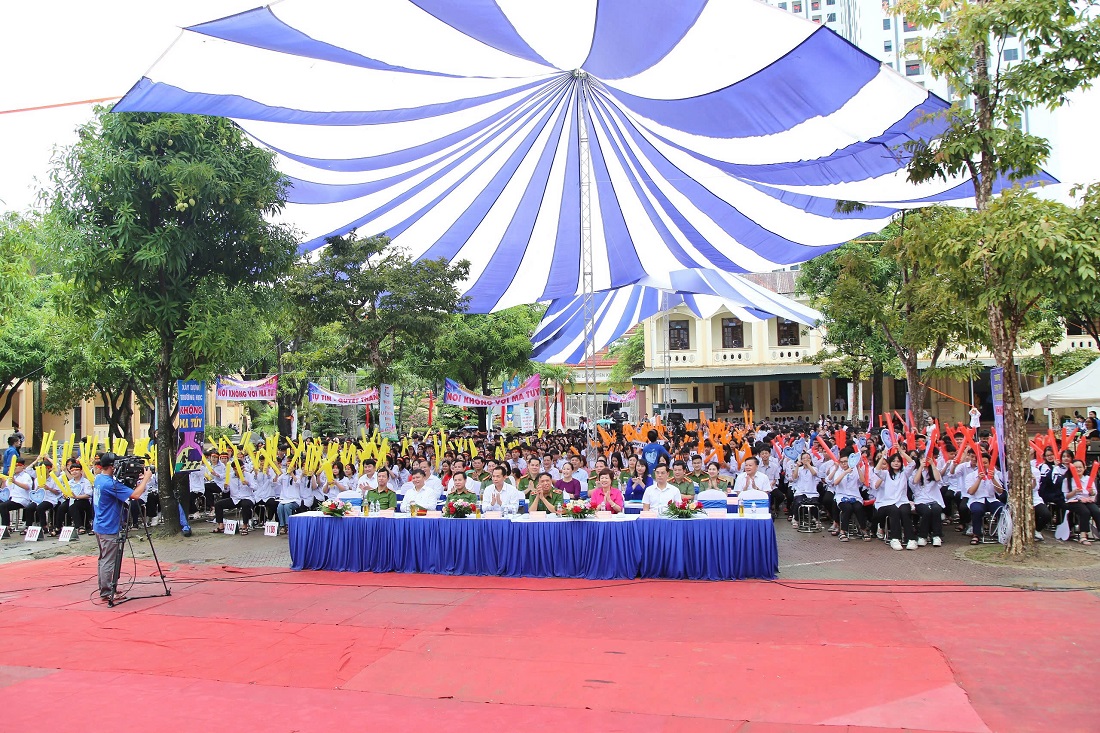 Đông đảo khán giả đến cổ vũ cho các đội thi