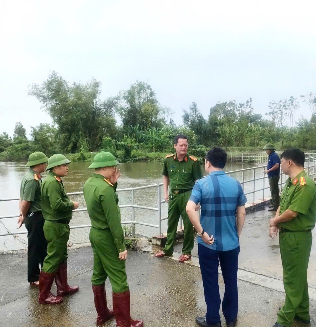 Đoàn công tác của Công an tỉnh kiểm tra tại một số điểm xung yếu, nguy cơ bị ảnh hưởng do mưa lớn tại cầu tràn thôn Ngọc Mỹ, xã Diễn Hùng, huyện Diễn Châu
