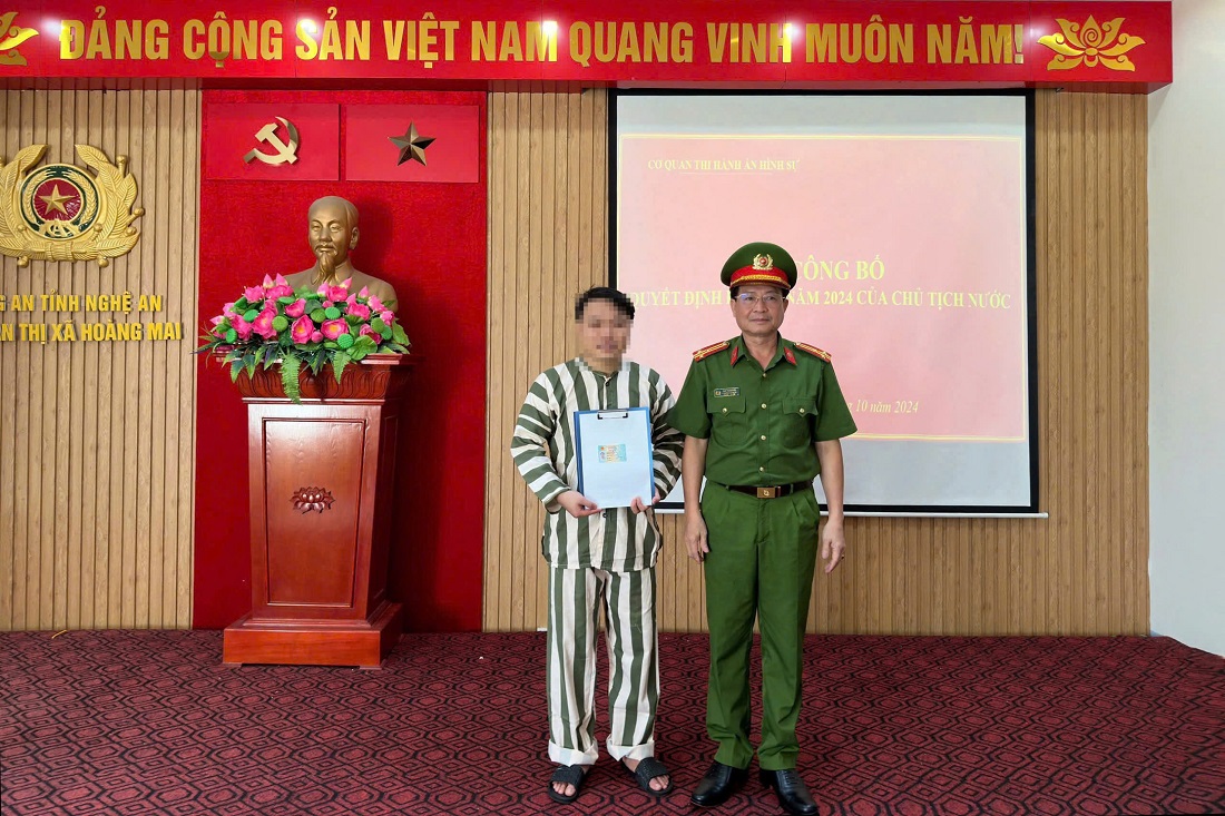 Trao Quyết định đặc xá của Chủ tịch nước cho phạm nhân tại Công an thị xã Hoàng Mai