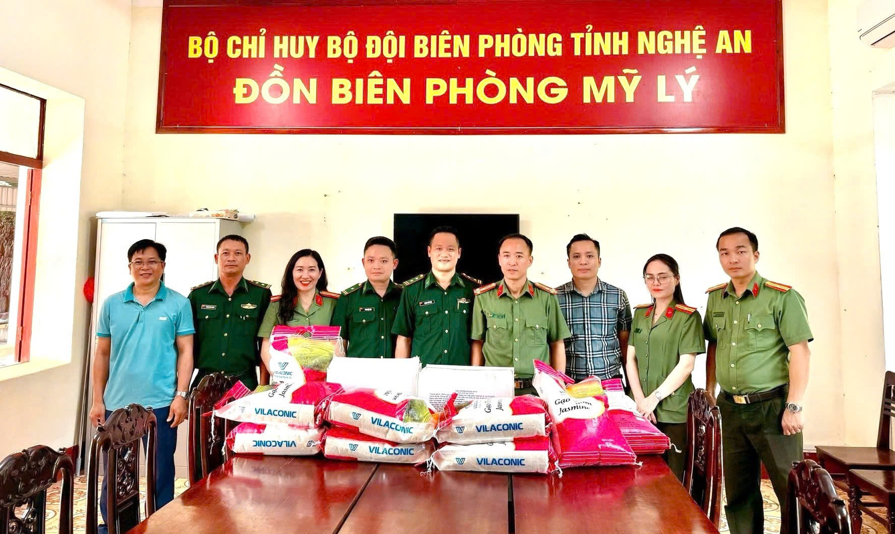 Đoàn trao tặng quà, hỗ trợ Công an xã Mỹ Lý và Đồn biên phòng Mỹ Lý