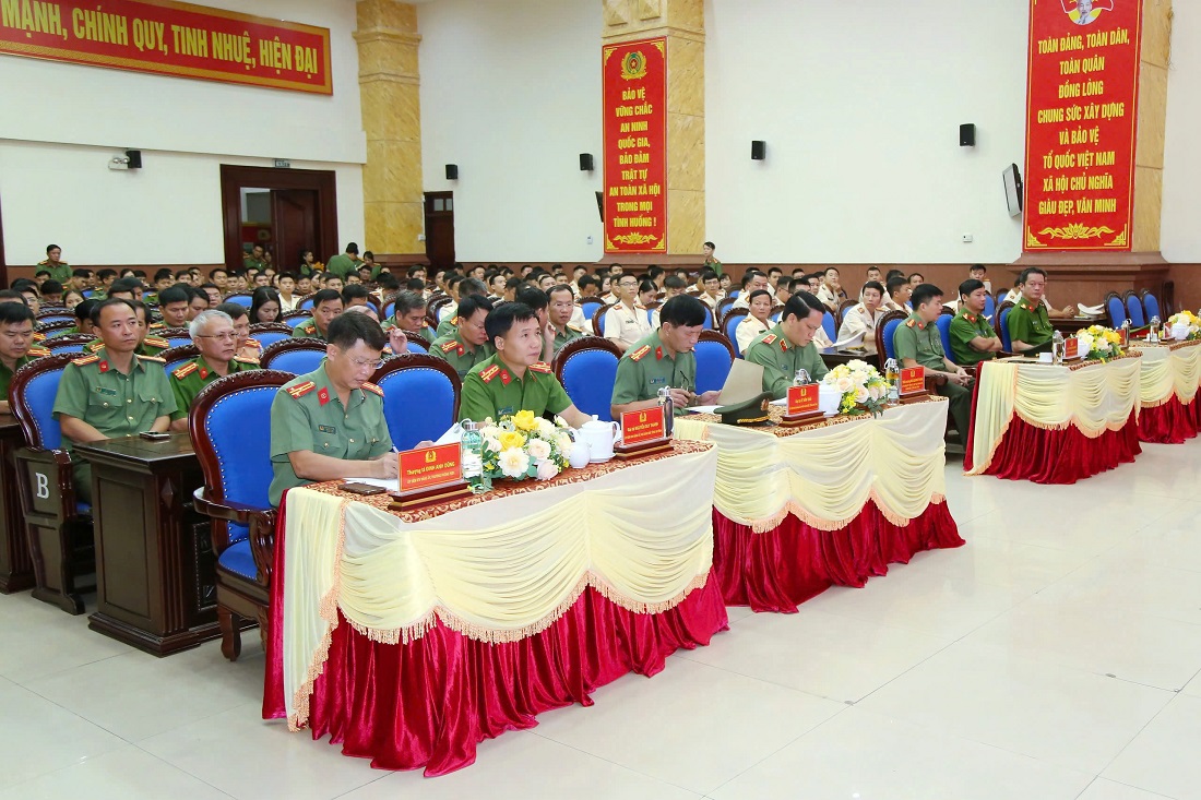 Các đại biểu tham dự buổi lễ