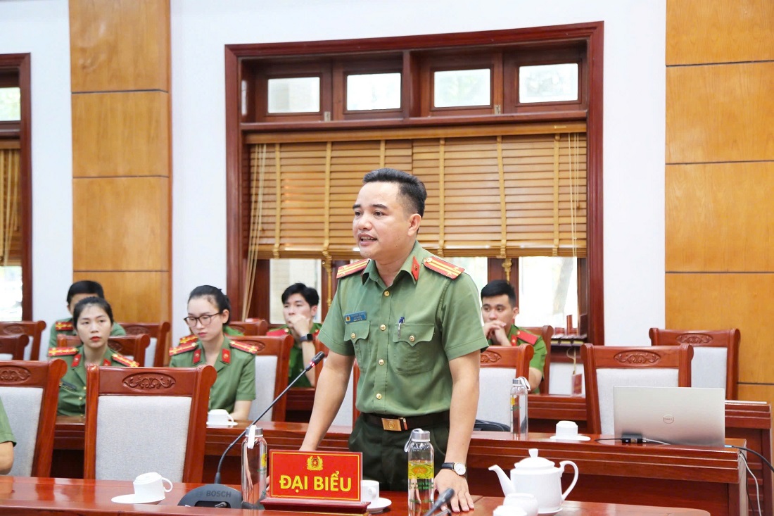 Đại diện Đội Công nghệ thông tin, Phòng Tham mưu Công an tỉnh trao đổi một số nội dung liên quan đến việc ứng dụng Công nghệ thông tin và chuyển đổi số trong Công an Nghệ An