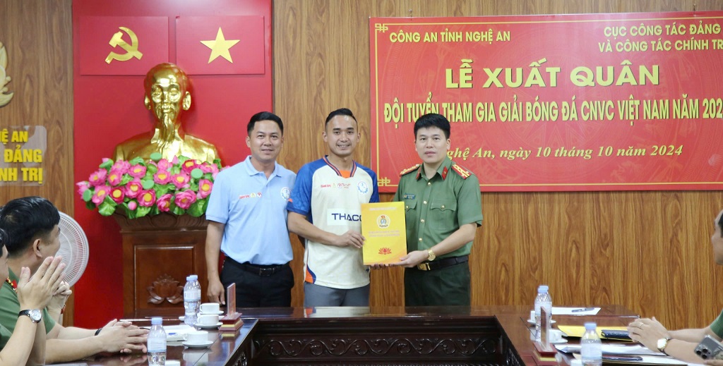 Đồng chí Đại tá Trần Hồng Quang - Phó Bí thư Đảng ủy, Phó Giám đốc Công an tỉnh trao&nbsp;quà cho các vận động viên