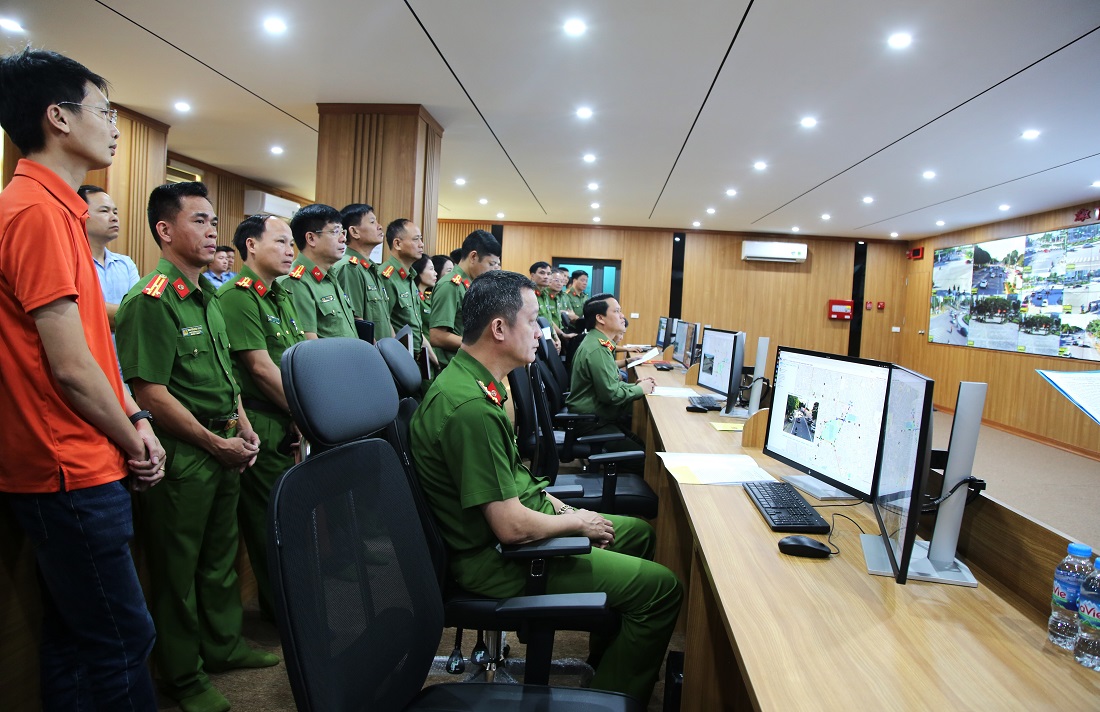 Các đại biểu tham quan hệ thống camera giám sát an ninh - Trung tâm chỉ huy Công an tỉnh