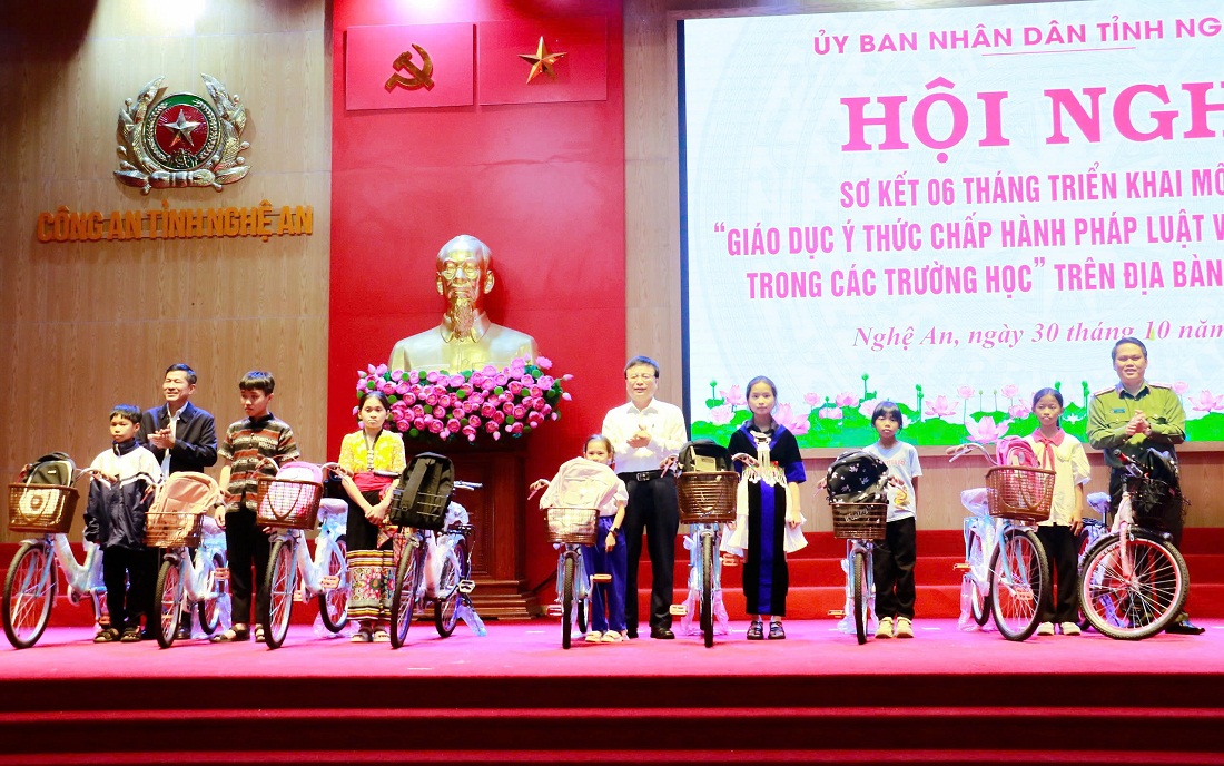 Các đồng chí Lãnh đạo UBND tỉnh, Công an tỉnh, Sở Giáo dục và đào tạo tặng quà cho học sinh nghèo vượt khó, học giỏi