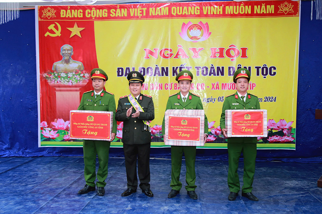 Đồng chí Thiếu tướng Bùi Quang Thanh, Giám đốc Công an tỉnh trao tặng quà tới Công an xã Mường Típ