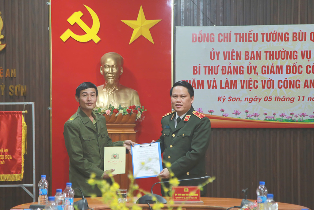 Đồng chí Thiếu tướng Bùi Quang Thanh, Giám đốc Công an tỉnh thăm, làm việc tại Công an huyện Kỳ Sơn và tặng quà đồng chí Tổ trưởng Tổ bảo vệ ANTT cơ sở bị thương trong quá trình làm nhiệm vụ