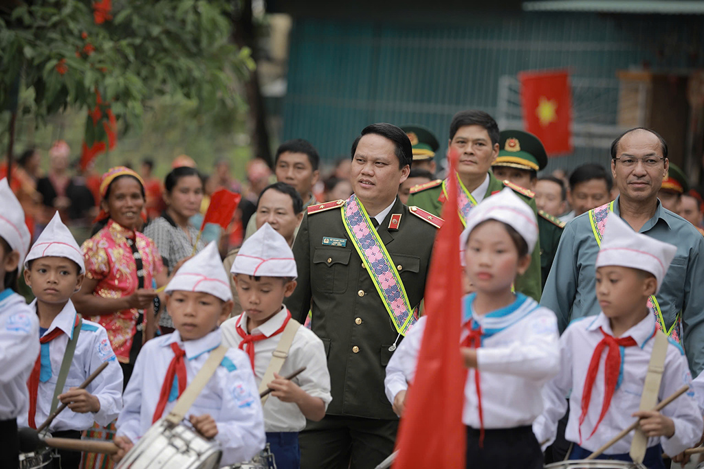 Đồng chí Thiếu tướng Bùi Quang Thanh, Ủy viên Ban Thường vụ Tỉnh ủy, Bí thư Đảng ủy, Giám đốc Công an tỉnh tới dự Ngày hội Đại đoàn kết toàn dân tộc tại bản Ta Đo