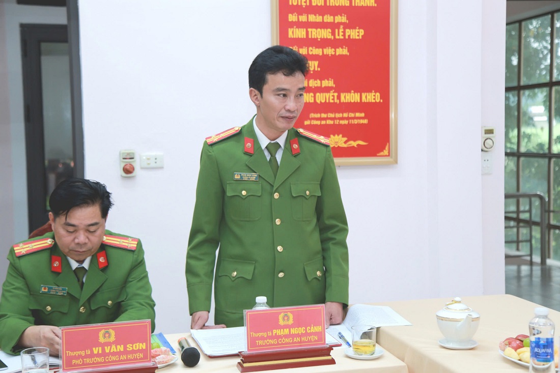 Đồng chí Thượng tá Phạm Ngọc Cảnh, Trưởng Công an huyện Tương Dương phát biểu tại buổi làm việc