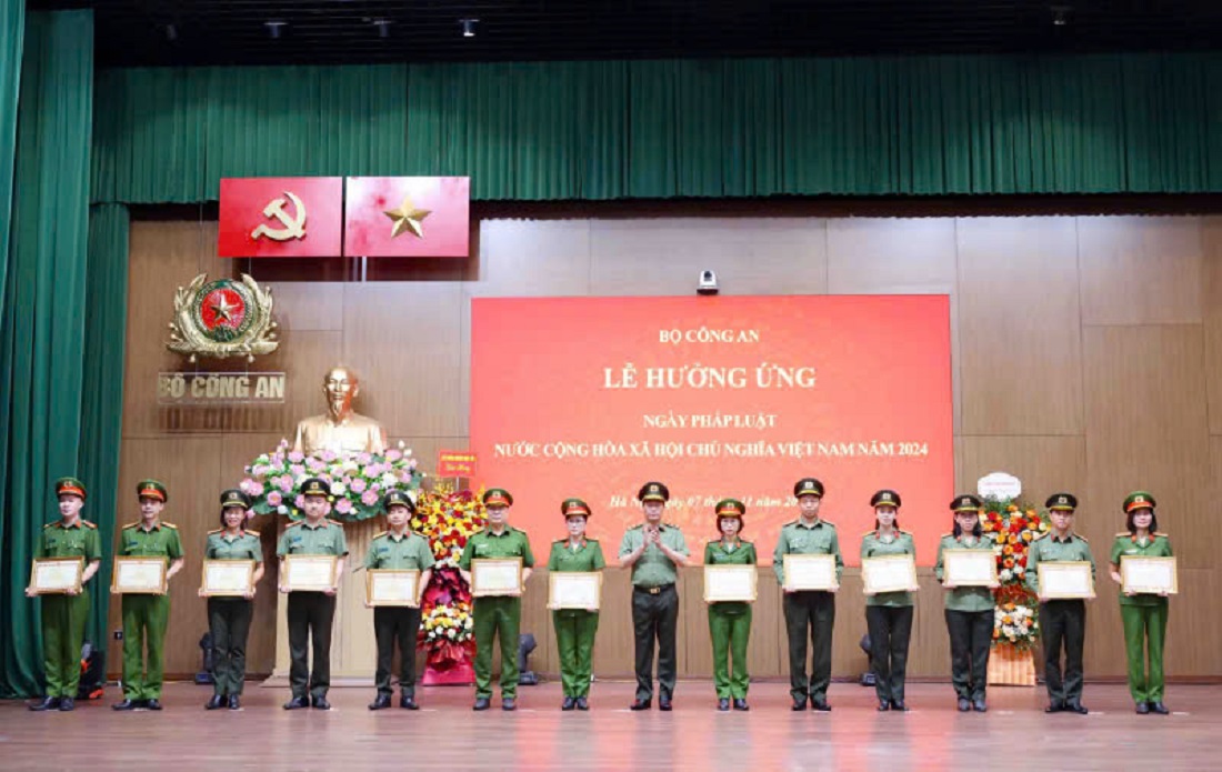 Công an Nghệ An vinh dự có 02 cá nhân được Lãnh đạo Bộ Công an trao tặng Bằng khen