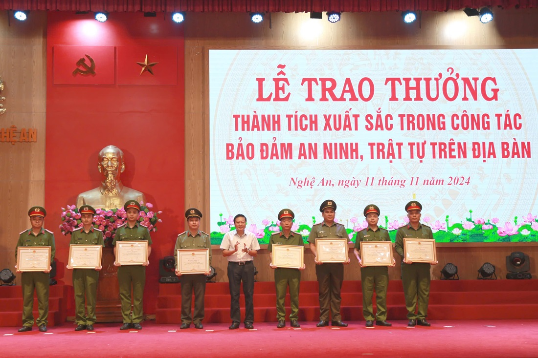 01 tập thể, 07 cá nhân được trao tặng Bằng khen của UBND tỉnh về thành tích xuất sắc trong công tác đấu tranh phòng, chống tội phạm