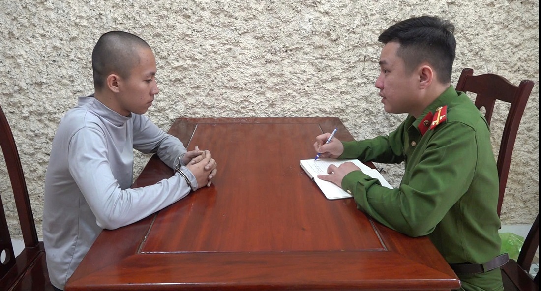 Cán bộ Công an huyện Diễn Châu lấy lời khai Võ Anh Hải - đối tượng có 01 tiền án về tội “Gây rối trật tự công cộng”