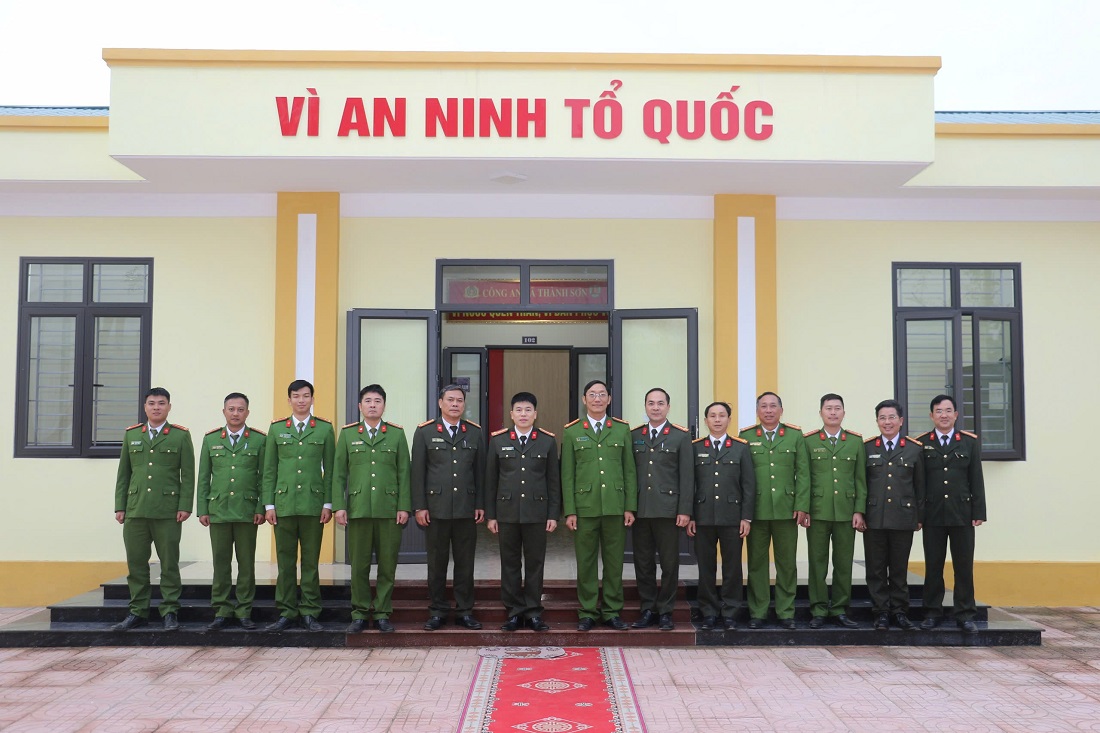 Các đại biểu chụp ảnh lưu niệm