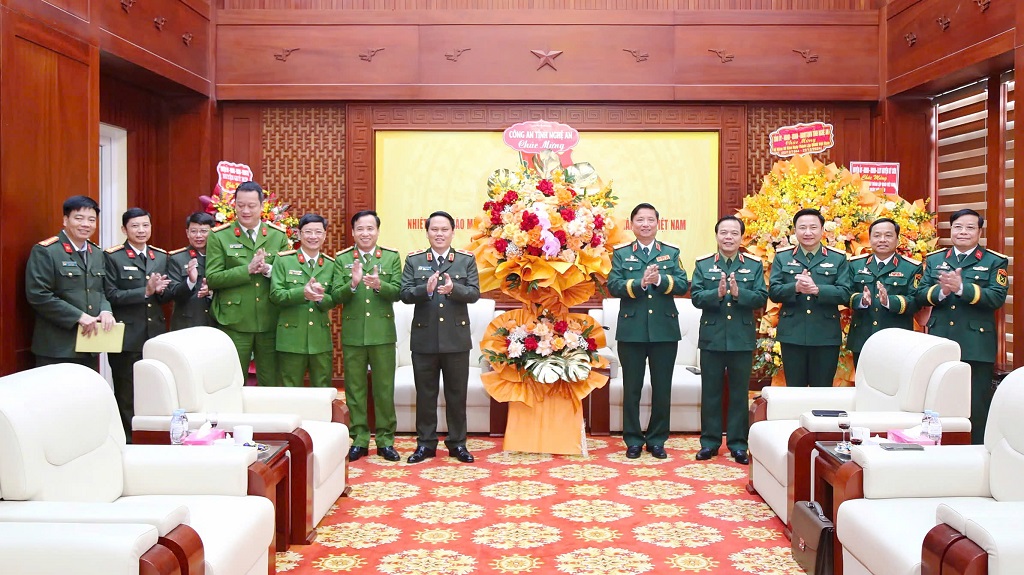 Công an tỉnh chúc mừng Bộ Tư lệnh Quân khu 4