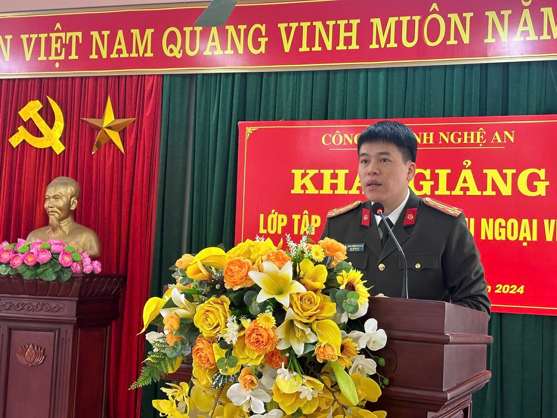 Đồng chí Đại tá Trần Hồng Quang, Phó Giám đốc Công an tỉnh phát biểu khai mạc