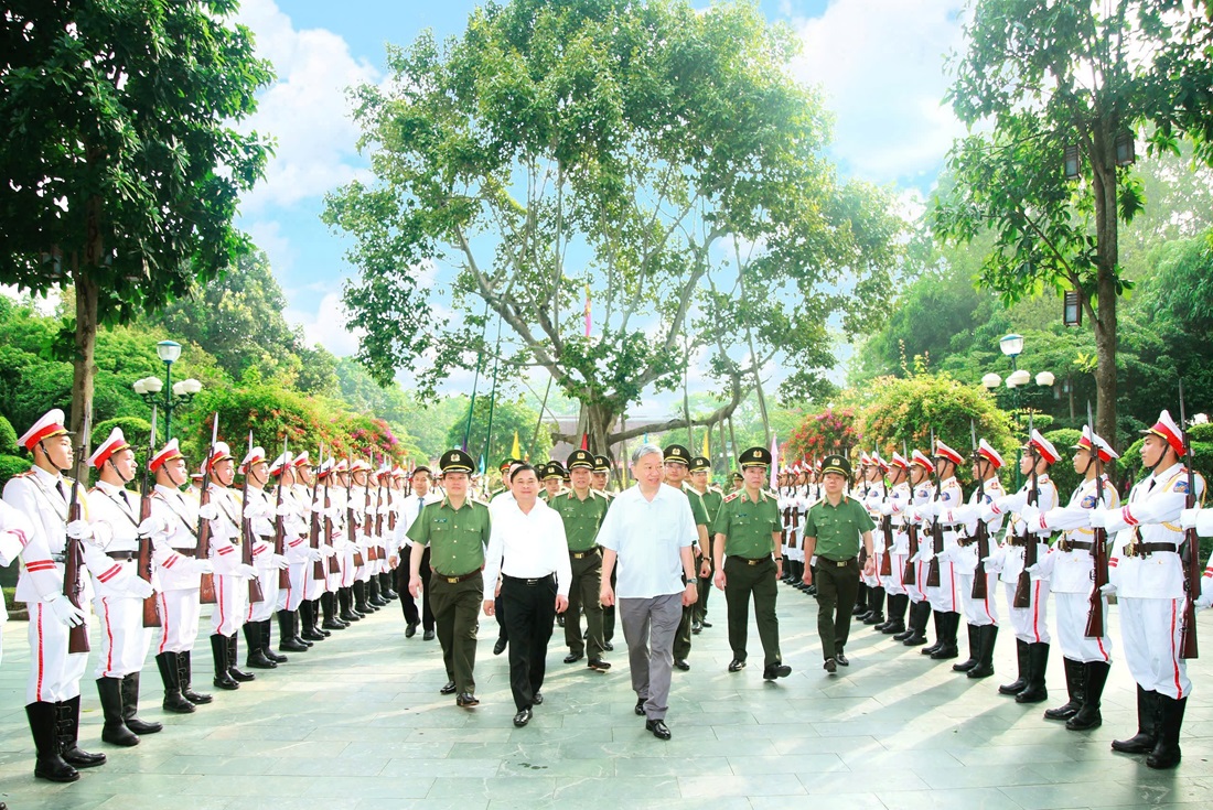Đồng chí Đại tướng Tô Lâm, Ủy viên Bộ Chính trị, Bộ trưởng Bộ Công an (nay là Tổng Bí thư) và đoàn đại biểu về dâng hoa, dâng hương tại Khu di tích lịch sử Quốc gia đặc biệt Kim Liên vào tháng 5/2024 Công an Nghệ An đón nhận danh hiệu đơn vị Anh hùng lực lượng vũ trang nhân dân Đồng chí Đại tướng Tô Lâm, Ủy viên Bộ Chính trị, Bộ trưởng Bộ Công an (nay là Tổng Bí thư) thăm hỏi các gia đình chính sách, hộ nghèo tại huyện Nam Đàn vào tháng 5/2024
