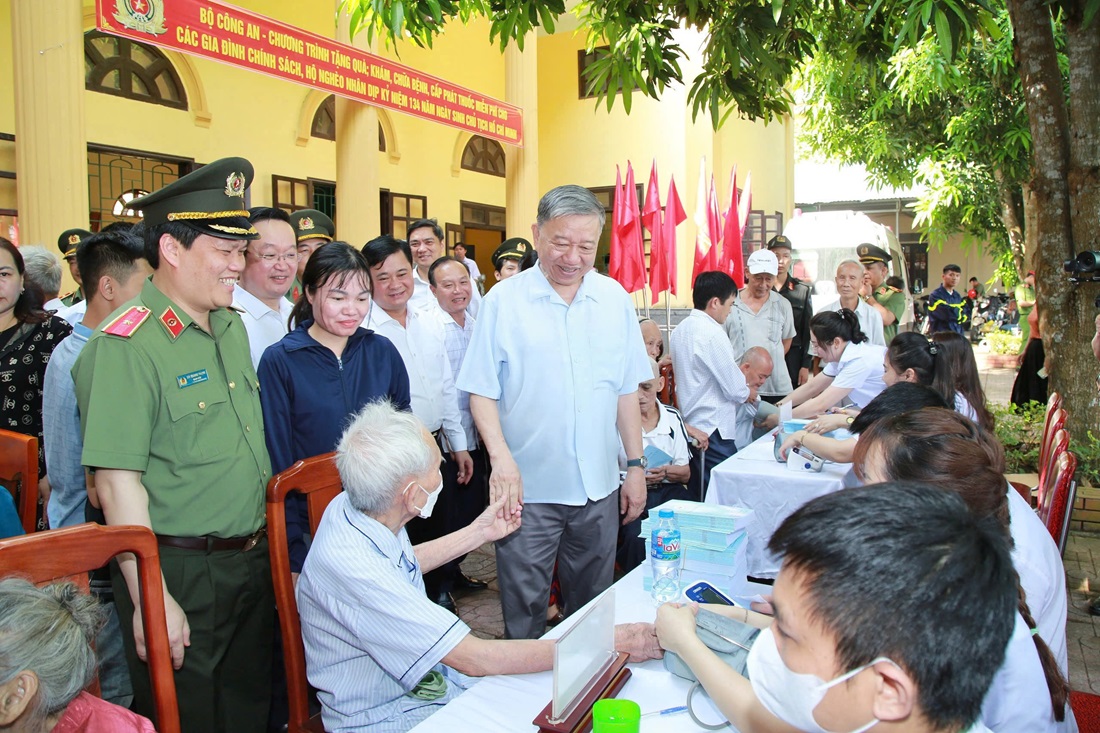 Đồng chí Đại tướng Tô Lâm, Ủy viên Bộ Chính trị, Bộ trưởng Bộ Công an (nay là Tổng Bí thư) thăm hỏi các gia đình chính sách, hộ nghèo tại huyện Nam Đàn vào tháng 5/2024