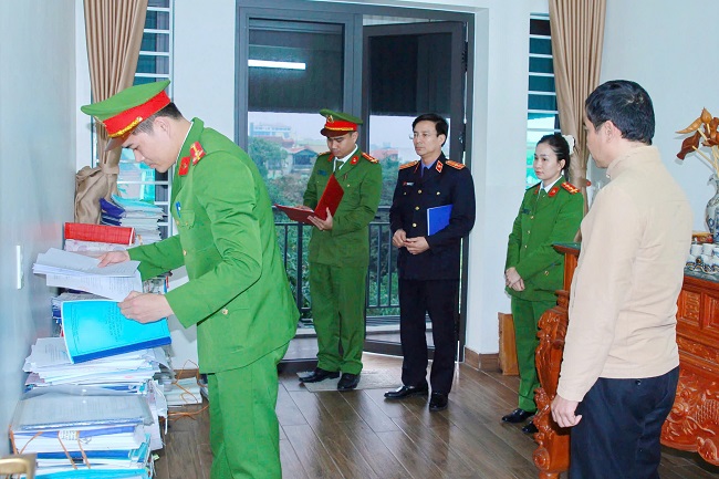 Lực lượng chức năng khám xét nơi làm việc và nhà ở của các đối tượng