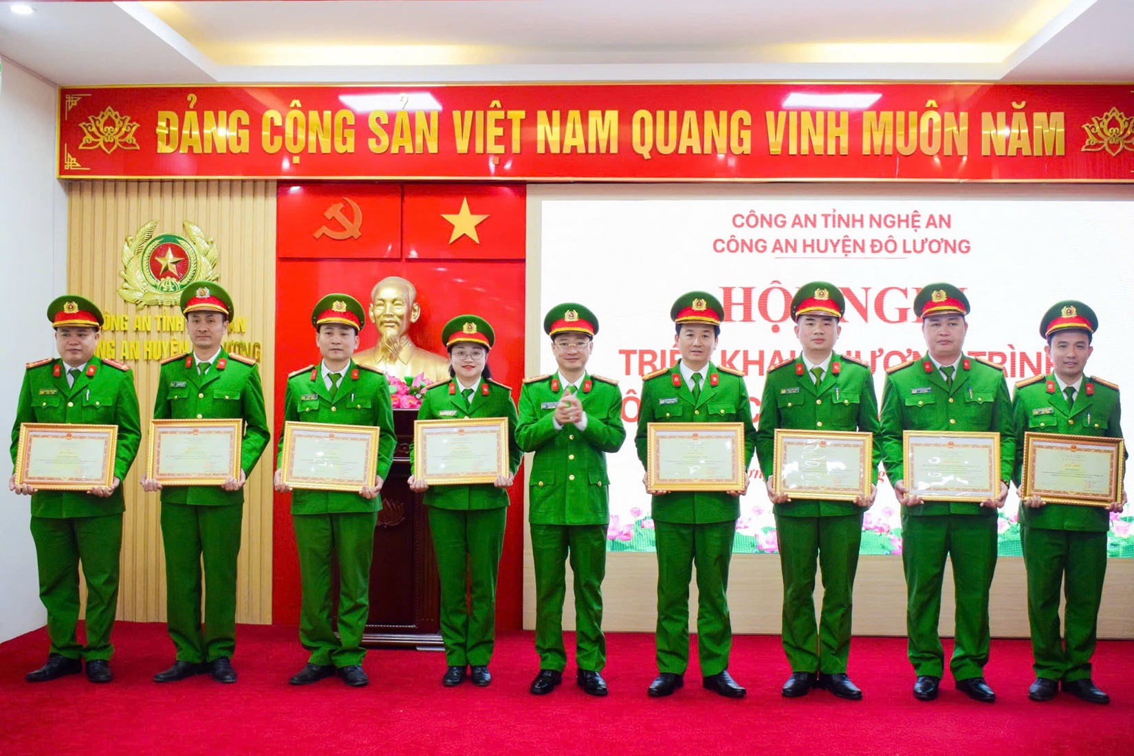 Đồng chí Đại tá Trần Ngọc Tuấn, Phó Giám đốc Công an tỉnh trao Bằng khen của Bộ trưởng Bộ Công an cho các tập thể