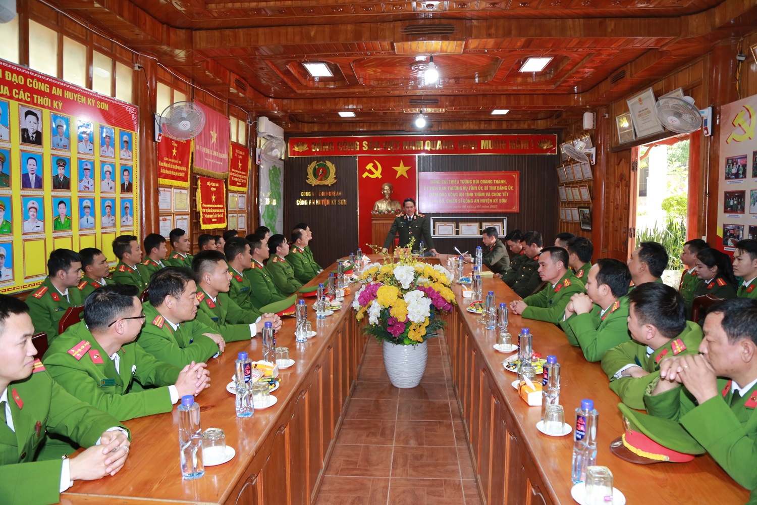 Toàn cảnh buổi thăm, tặng quà